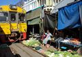 Pasar Maeklong, Pasar yang Berjarak 2 Sentimeter dari Rel Kereta