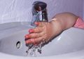 Eksperimen Sederhana: Membengkokkan Arah Air dengan Listrik Statis