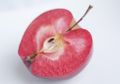 Bukan Putih, Daging Buah Apel Ini Warnanya Merah Seperti Kulitnya