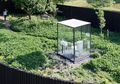 Unik! Toilet Berdinding Transparan Ini Dibangun di Tengah Taman