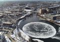 Wah, di Sungai Ini Ada Es Berbentuk Lingkaran Mirip Crop Circle!