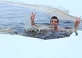 Di Finlandia, Ada Tradisi Berenang di dalam Air Es! Pernah Tahu?