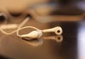 Sering Meminjamkan Earphone? Ternyata Ada Bahayanya, lo!