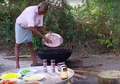 Hebat! Kakek di India ini Selalu Memasak Makanan untuk Anak Terlantar