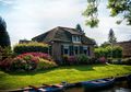 Di Giethoorn Hanya Bisa Jalan Kaki dan Naik Perahu, Kenapa Begitu?