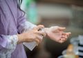 Mengapa Dianjurkan Menyemprotkan Parfum di Pergelangan Tangan?