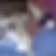 Beredar Video Pria Terekam CCTV Paksa Cium dan Peluk Gadis Kecil di Lift, Mengelak Mengaku Hanya Berbicara dengannya 