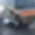 Polisi Korbankan Motornya Jadi Ganjalan untuk Mencegah Truk Berjalan Mundur dan Menggilas Mobil di Belakangnya