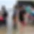Viral Video Seorang Pria Bikin Ribut di Pantai dengan Kendaraannya, Bapak Ini Berikan Hadiah 'Tendangan Kungfu' untuk Perusuh Itu