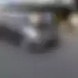 Terjadi Lagi Foto Viral, Polisi Ini Nemplok di Mobil yang tengah Melaju Demi Hentikan Pengendara Mobil yang Kabur dari Razia