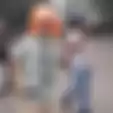 Ubah Ember Oranye Jadi Helm, Deretan Foto Viral Aksi Jurnalis Kompas TV Saat Meliput Kericuhan Demo di Depan Gedung DPRD Sumut