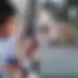 Bikin Netizen Nangis! Viral Foto Anak Kecil Duduk Termenung Setelah Kedua Orangtuanya Dikabarkan Meninggal Dunia Dalam Kecelakaan Maut di Balikpapan