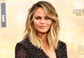 Karena Keliru Saat Menyusui, Payudara Chrissy Teigen Alami Gangguan