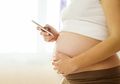 Hati-hati Moms, Ini yang Terjadi Bila Sering Pakai Ponsel saat Hamil
