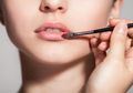 Selain Pakai Tisu, Cara Ini Bikin Lipstik Moms Tidak Gampang Pudar
