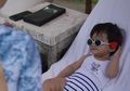 Menggemaskan! Gaya Putri Kecil Rio Dewanto saat Asyik Berjemur