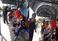 Parah, Lelaki ini Pukul Kepala Perempuan Tak Dikenal di Halte Bus