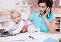 Bahaya! Ini Dampak Buruk Bagi Anak Bila Moms Sering Bermain Gadget