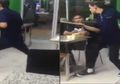 Bikin Ketawa Sampai Mules, Pria Ini Layani Pelanggan Sambil Joget