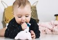 Moms Perlu Waspada Bila Si Kecil Memasukkan Benda Ini ke Mulut