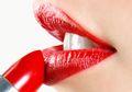 Lipstik Tetap Cetar dan Awet Seharian, Terapkan 4 Tips Jitu Ini Moms