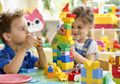 Ingin Si Kecil Makin Cerdas? Stimulasi dengan Mainan Ini Moms