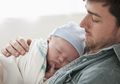 Dads Tak Mau Ikut Mengasuh Si Kecil? Bisa Jadi Karena Salah Mama!