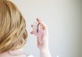 Hentikan Kebiasaan Menyemprotkan Parfum Untuk Bikin Rambut Jadi Harum