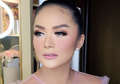 Tampil Dengan Gaya Soft Makeup, Begini Cantiknya Wajah Krisdayanti.