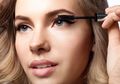 Trik Makeup Tahan Lama untuk Kulit Wajah Berminyak, Simpel Moms!