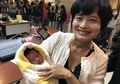 Wah! Perempuan 62 Tahun ini Berhasil Melahirkan Secara Normal, Bayi Sehat dan Menggemaskan