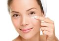 Ampuh! Hilangkan Kantung Mata dengan 5 Serum Khusus Buatan Sendiri