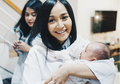 Berusia 2 Bulan, Anak Rinni Sudah Bisa Melakukan Hal yang Bikin Gemas