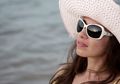 Selain Stylish, Pakai Kacamata Hitam di Siang Hari Juga Bagus Untuk Kesehatan