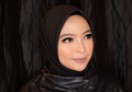Disebut 'Hijab Rocker', Ini Penampilan Tantri Saat Beraksi di Panggung