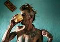 Saat Sekelompok Punk Sengaja Menyuntikkan Virus HIV ke Tubuh Sendiri untuk Mendapatkan Kedamaian, Kebebasan, dan Surga
