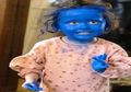 Lucu! Baru Ditinggal Bermain Sendiri Selama Lima Menit, Balita Ini Langsung Menjadi Smurf