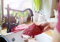 Dianggap Aman, yang Kita Lakukan Terhadap Makanan Ini Justru Berbahaya