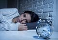 Sering Terbangun Tengah Malam, Kenali 8 Penyebab dan Temukan Solusinya