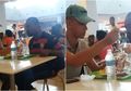Sederhana Tapi Menggugah Rasa, Ketika Pelayan Restoran Cepat Saji Suapi Pelanggan yang Disabilitas