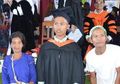 Berasal dari Suku Pedalaman, Orangtua Ini Hadiri Wisuda Putranya dengan Pakaian Sederhana