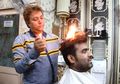 (Video) Tukang Cukur Ini Potong Rambut Pelangganya Dengan Api, Amankah?
