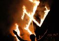 Ketika Perayaan Ulang Tahun Adolf Hitler yang ke-129 Diwarnai Aksi Bakar-bakaran oleh Massa Neo Nazi