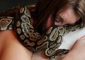 Sepanjang Malam Wanita Ini Tidur dengan Piton, Dokter pun Ungkap Sesuatu yang Menyeramkan tentang Ular Tersebut