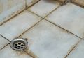 Tips Sederhana Ini Bakal Bikin Lantai Kamar Mandi Bersih dari Kerak Membandel