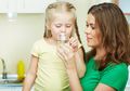 4 Cara Agar Anak Rutin Minum Air Putih Sebelum Merasa Haus