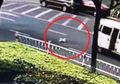 (Video) Mengerikan, Bayi Terlempar dari Mobil. Orangtuanya Tidak Tahu