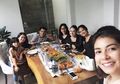 Berkunjung ke Rumah Nola, Para Host Kaget Dijamu Berbagai Makanan! Ada yang Besarnya Saingi Wajah!
