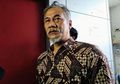 Sempat Sakit, Tio Pakusadewo Hadiri Sidang dengan Kaki Pincang