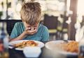 Si Kecil Sering Muntah Setelah Makan? Yuk Moms Ketahui Penyebabnya!